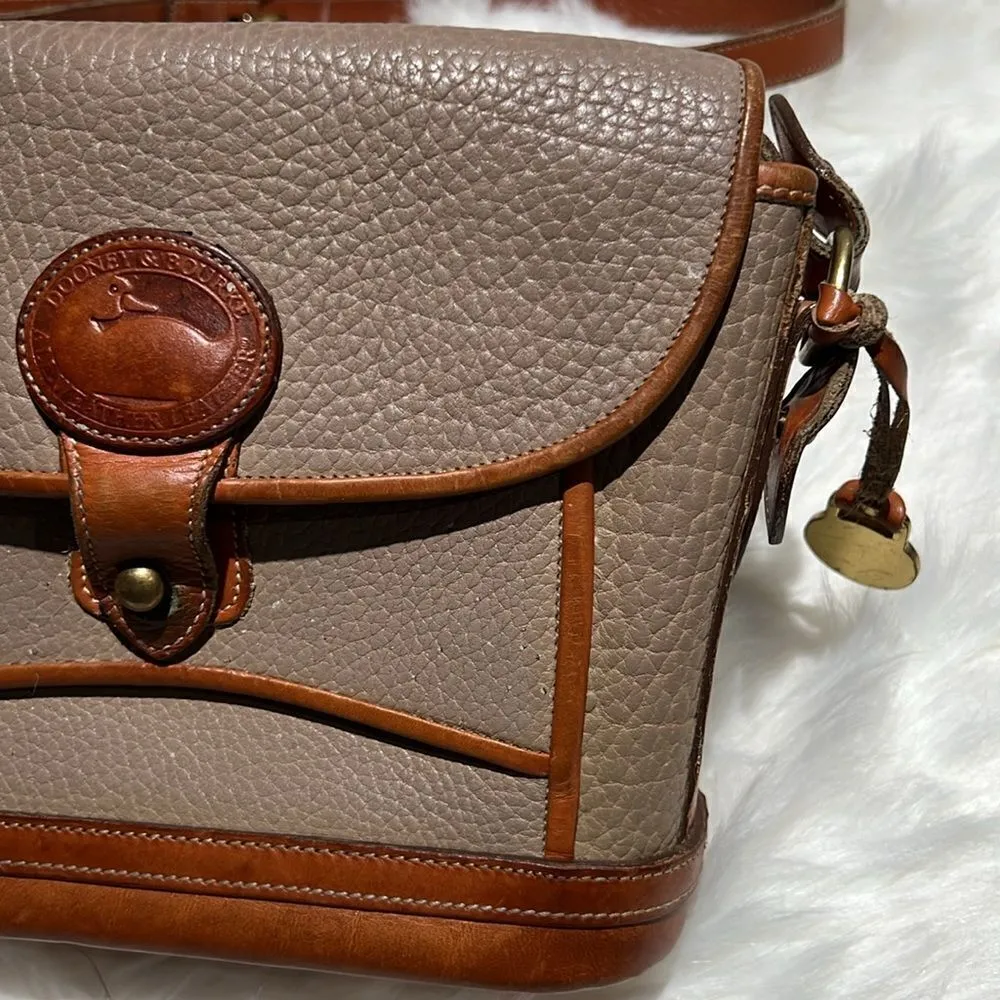 Dooney & Bourke All Weather Leather Crossbody Camera style bag vintage B89 - Image 5