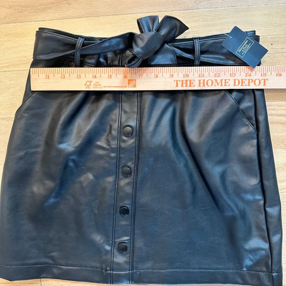 NWT medium Abercrombie & Fitch Faux Leather Mini Skirt Retail $72 - Image 3