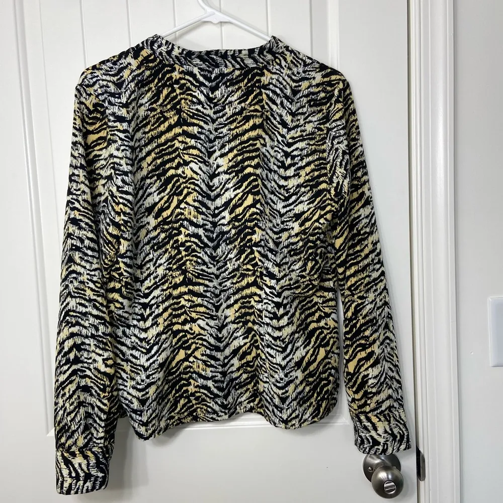EUC Women’s black yellow cream tiger print button front v - Image 4