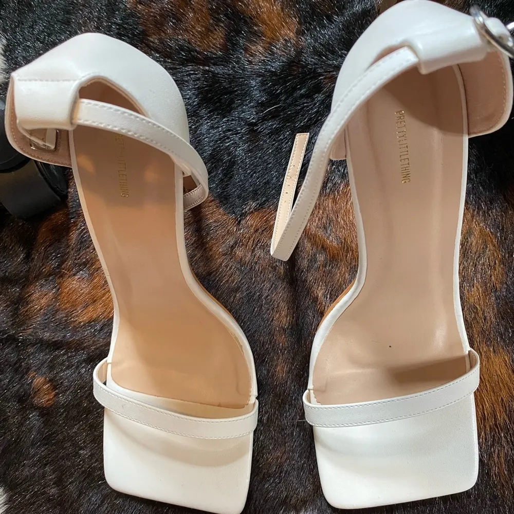 Pretty Little Thing 𝙿𝙻𝚃 | 𝙱𝚊𝚛𝚎𝚕𝚢 𝚃𝚑𝚎𝚛𝚎 𝚂𝚝𝚛𝚊𝚙𝚙𝚢 𝚂𝚚𝚞𝚊𝚛𝚎 𝚃𝚘𝚎 𝙷𝚎𝚎𝚕 - Image 7