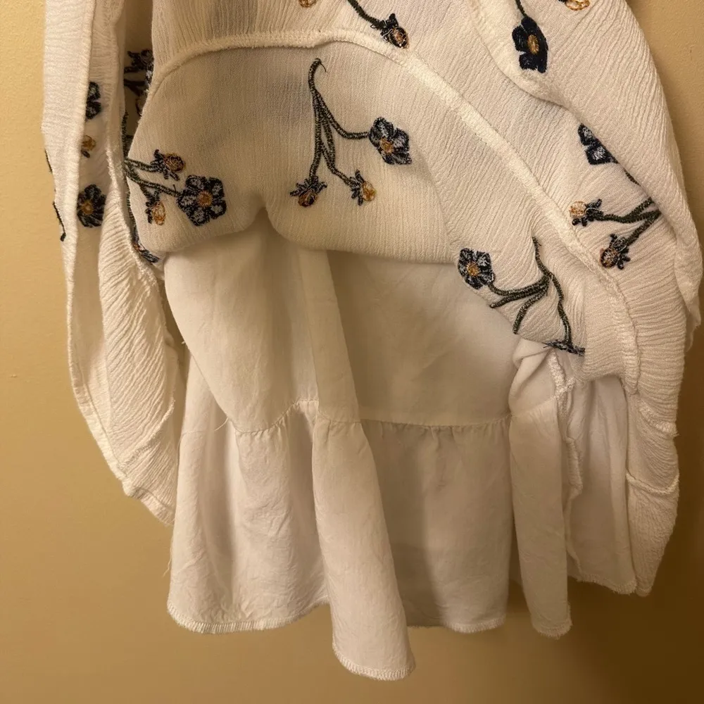 Francesca's Floral Top White and Blue Large - Image 4