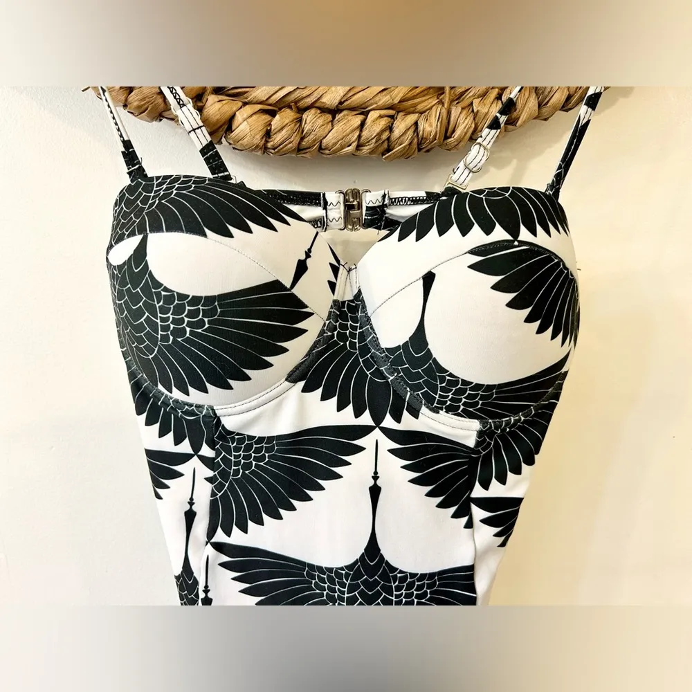Black and White Japanese Crane Print One Piece Swimsuit Size Medium - Image 4