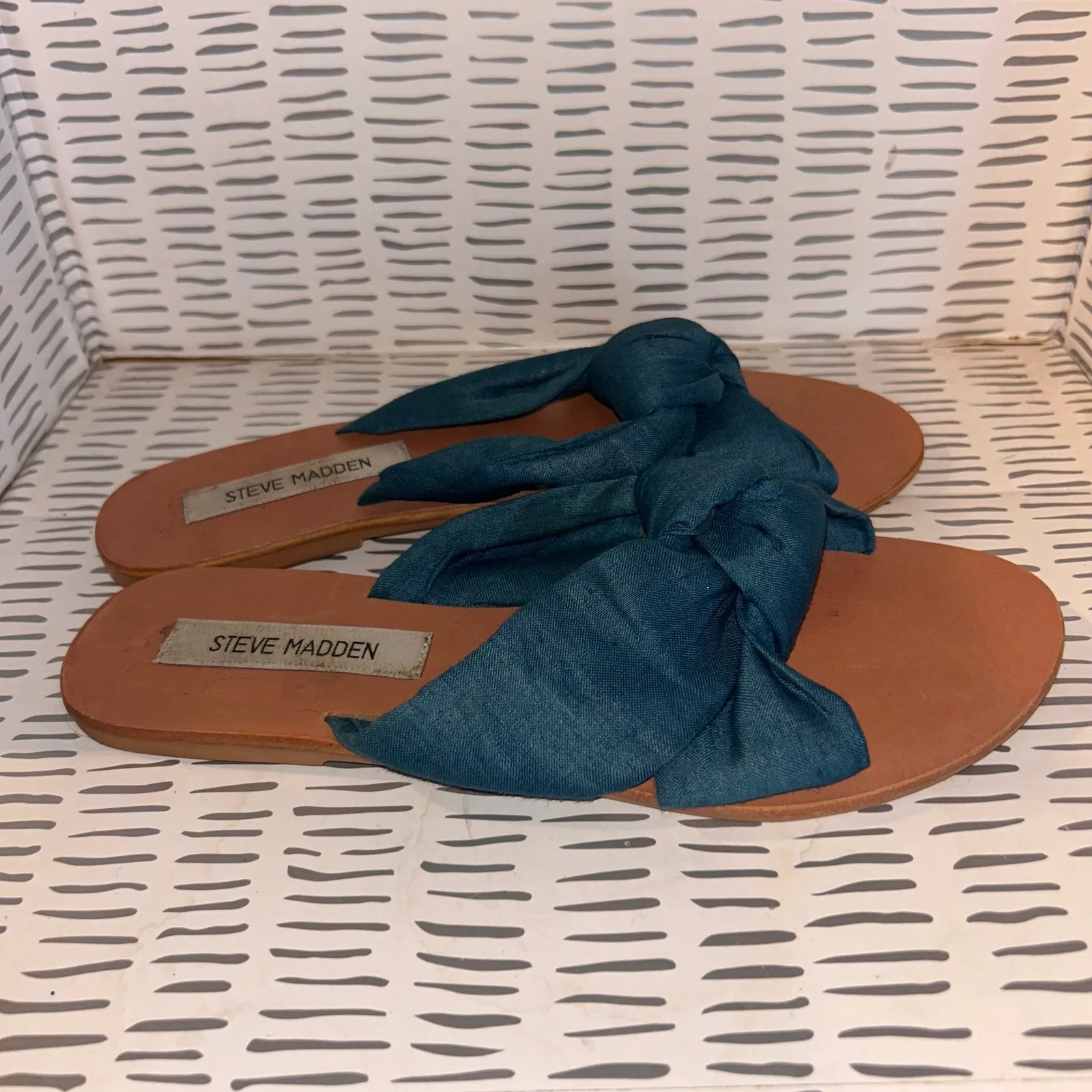 Steve Madden Leather Sandals Slides Women's Size 9 Blue Knot Flats Casual‎ - Image 4