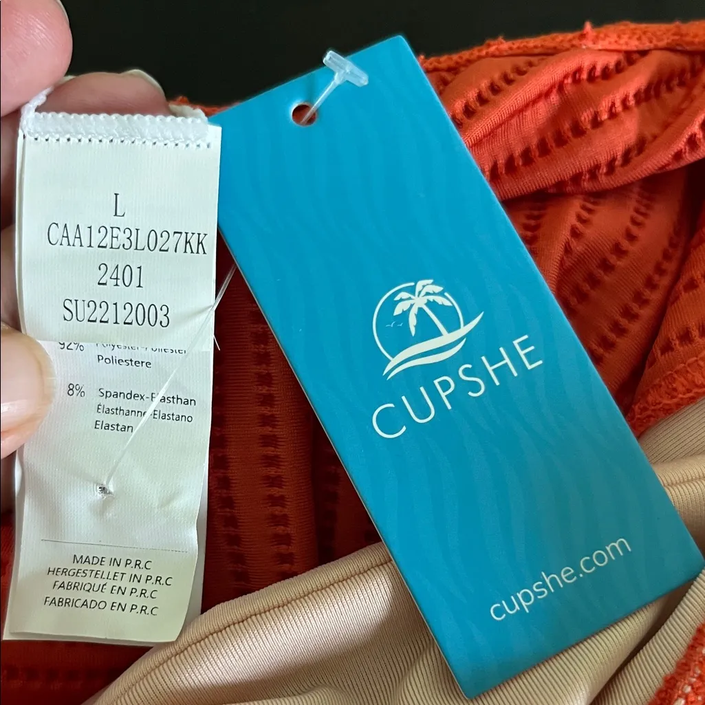 Cupshe Plunging V-neck and a textured, ribbed fabric - Image 3