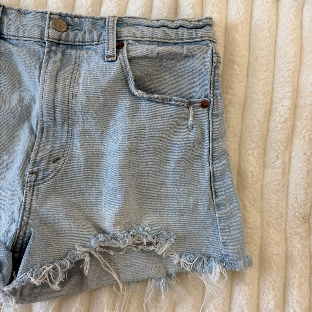 Abercrombie & Fitch Mom Shorts High Rise Light Wash - Image 3