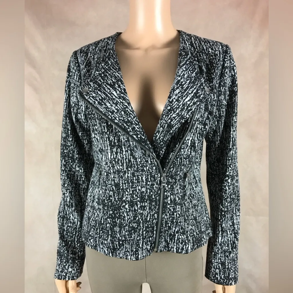 Elegant Monochrome Women's Blazer Black - Image 2