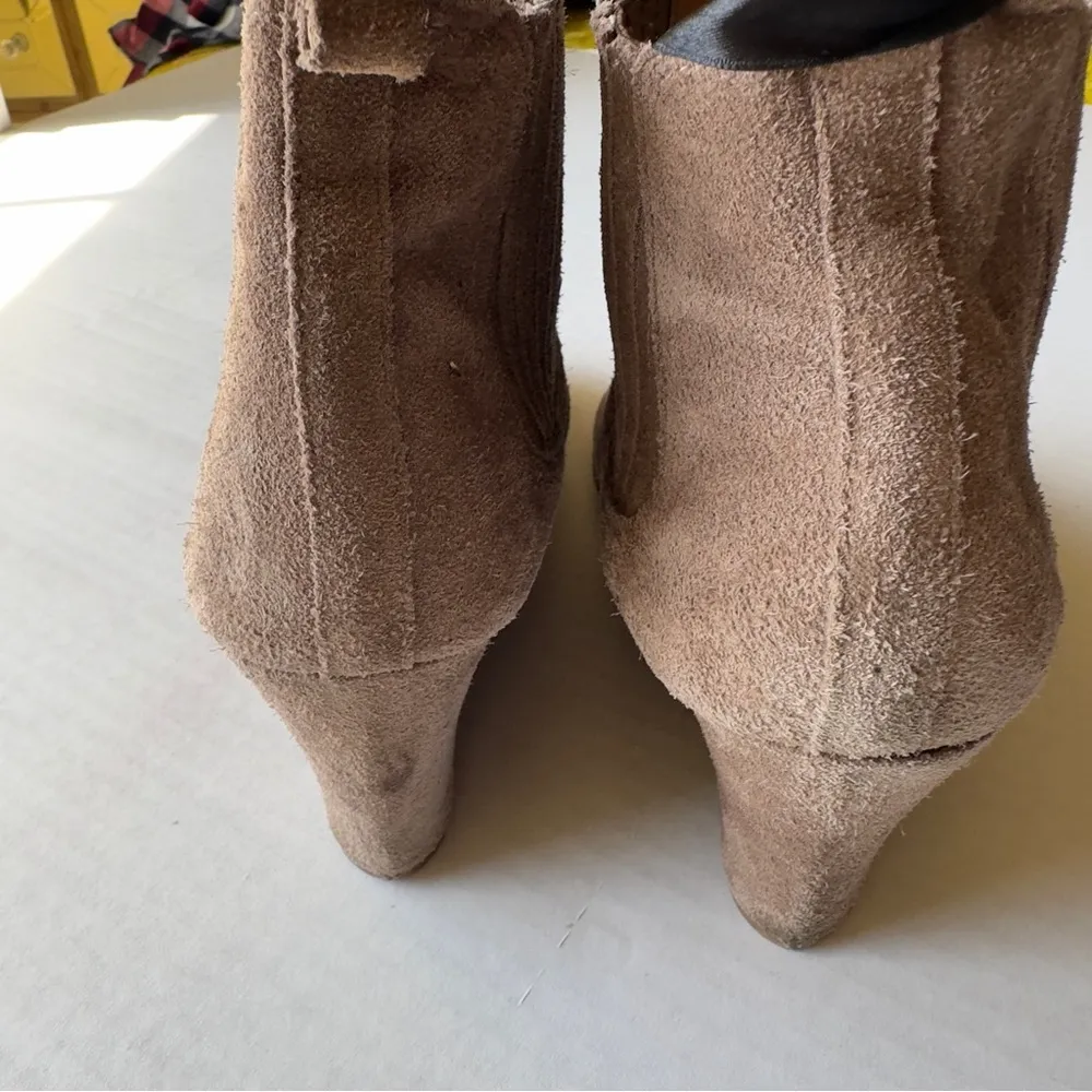 Dolce Vita neutral tan suede rubber soles wedge heels pulls on ankle boots Size 10 - Image 3
