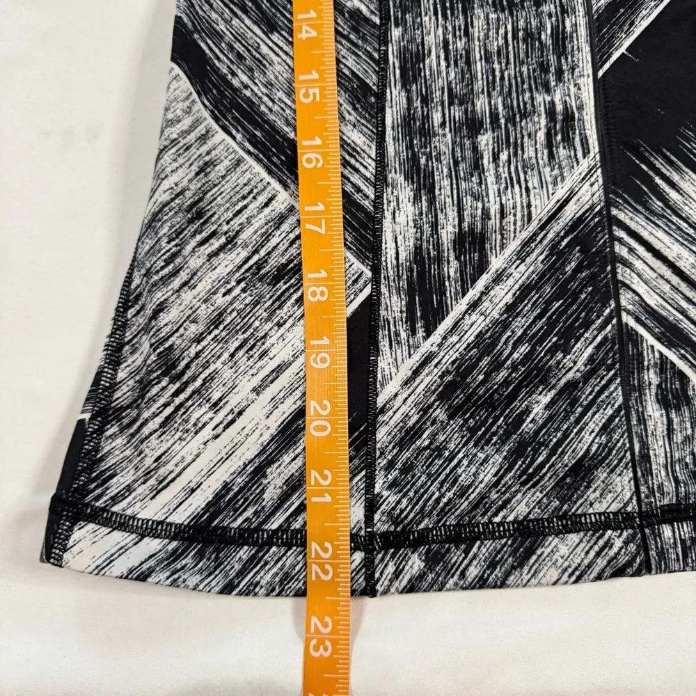 Lululemon Hot To Street Tank Black White Stripe Built In Bra Size 2 Gym Fitted - Image 7