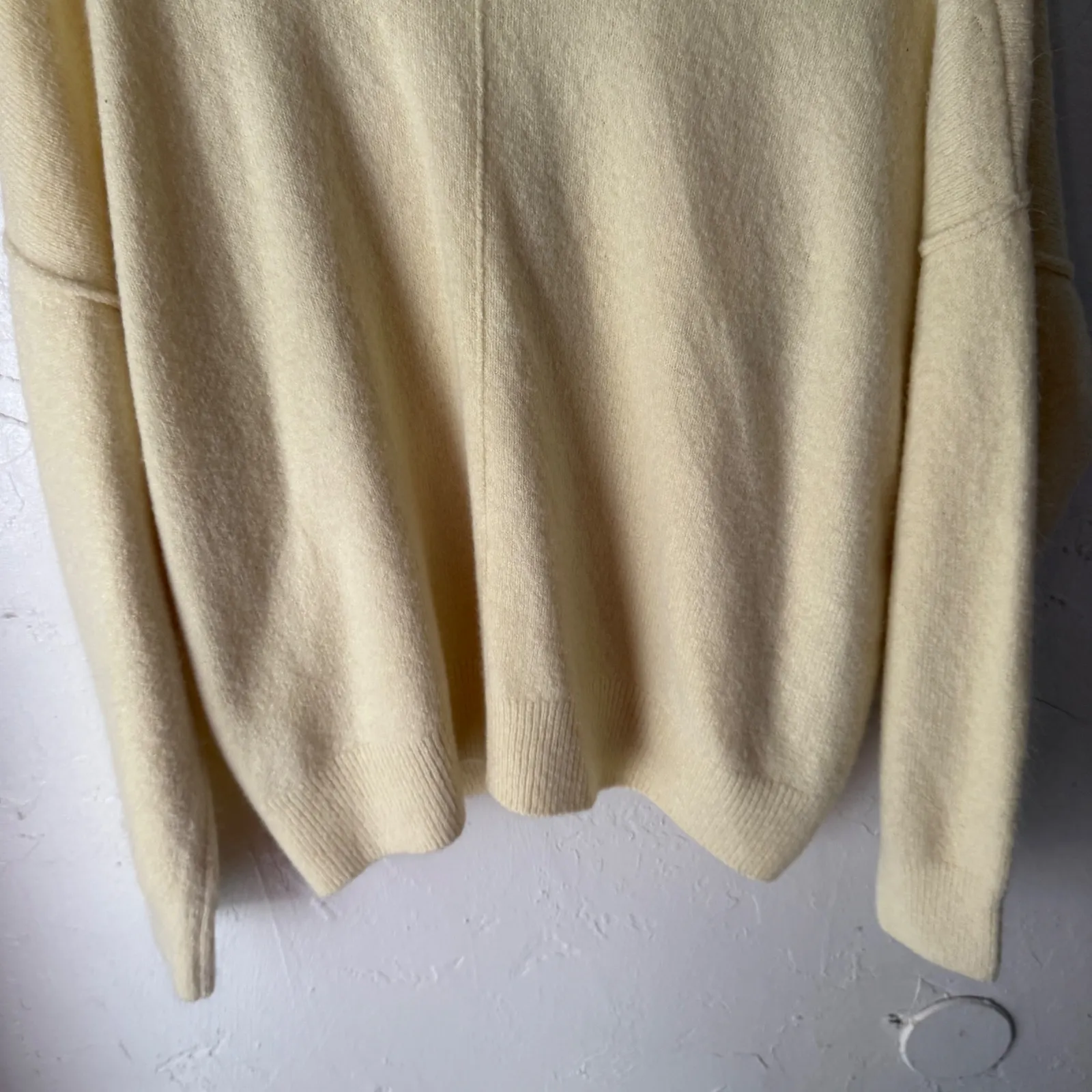 Vince Camuto Pastel Butter Yellow Crew Neck Knit Sweater Size Medium Preppy - Image 3