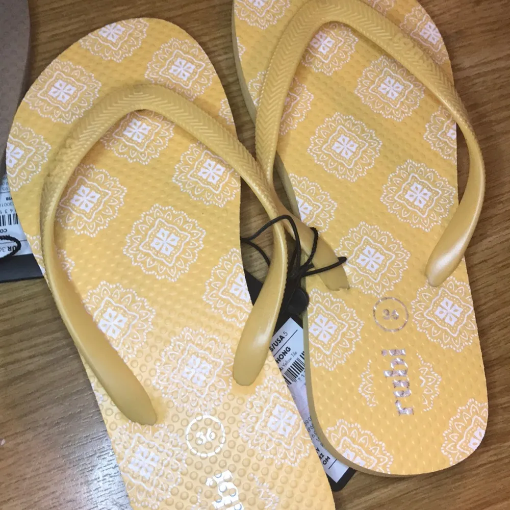 Cotton On 3 pack rubi flip flops size 5 nwt - Image 5