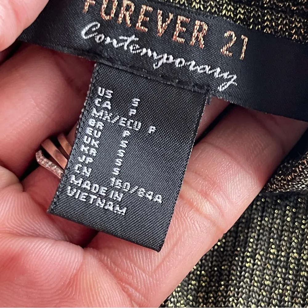 FOREVER 21 | Metallic Gold Knit Short Sleeve Fitted Top Sz S - Image 5