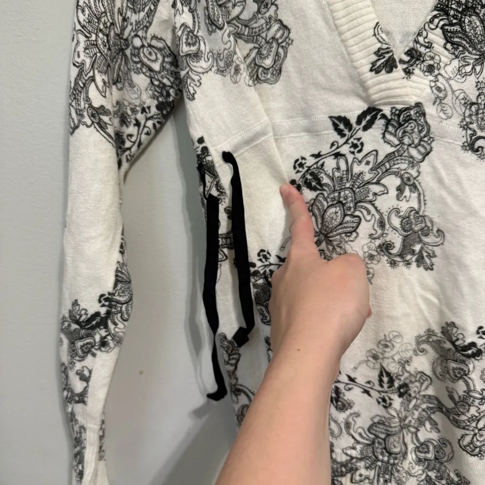 Lululemon Dance Cream and Black Floral Tie Waist V Neck Sweater Size 8 - Image 3