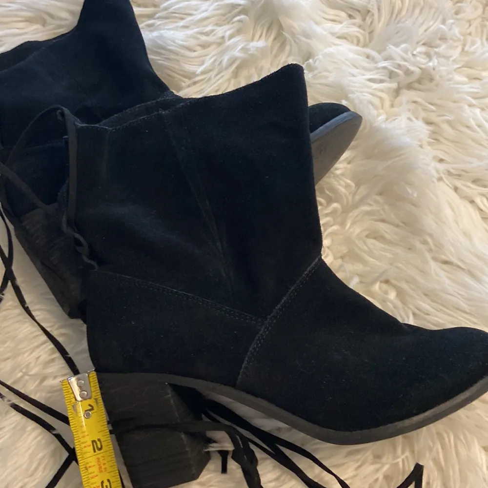 TOMS BOOTS SIZE 11 EXCELLENT CONDITION COLOR BLACK HEEL 3” STABLE LEATHER - Image 3