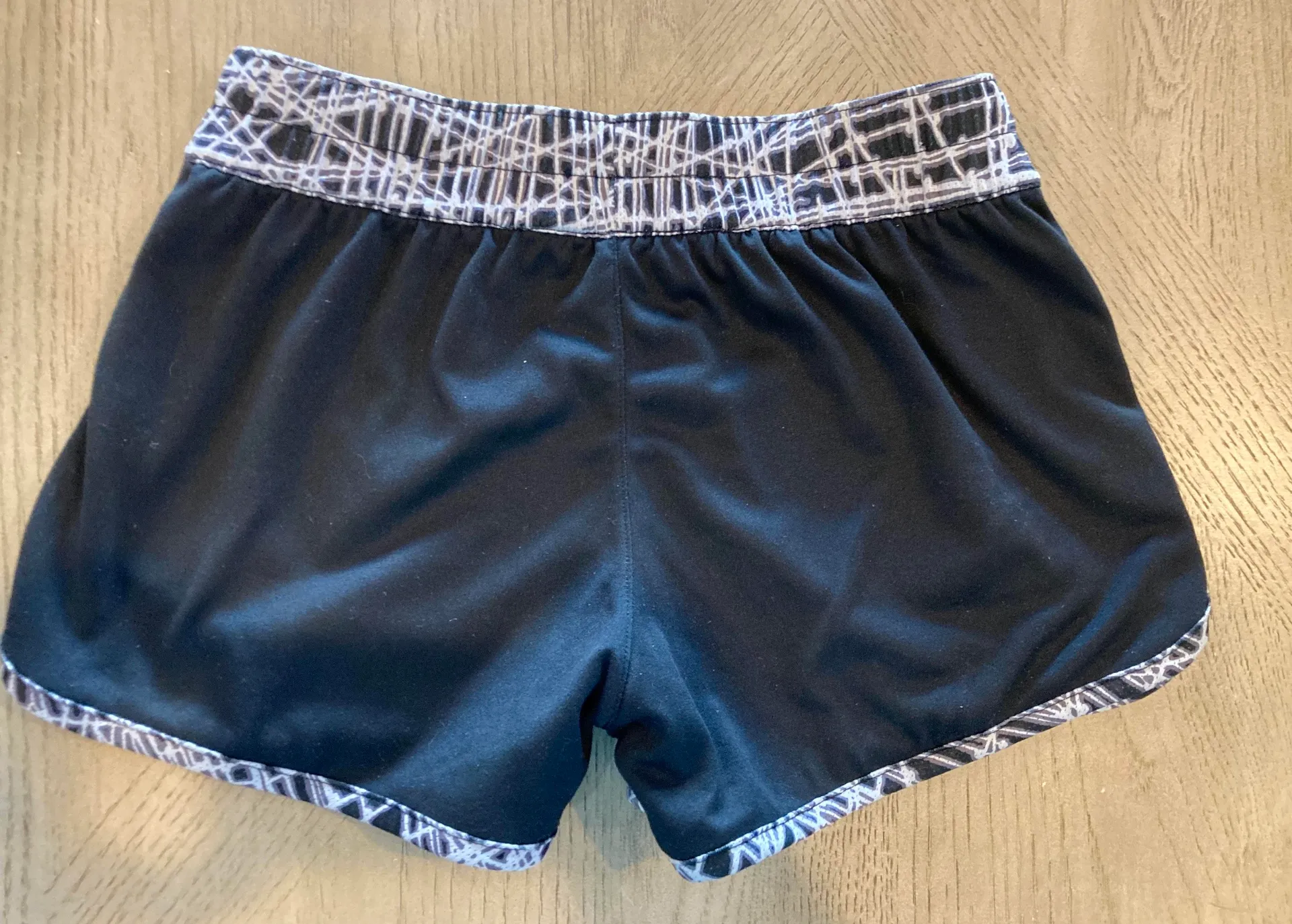 Like new  reversible athletic shorts - Image 4