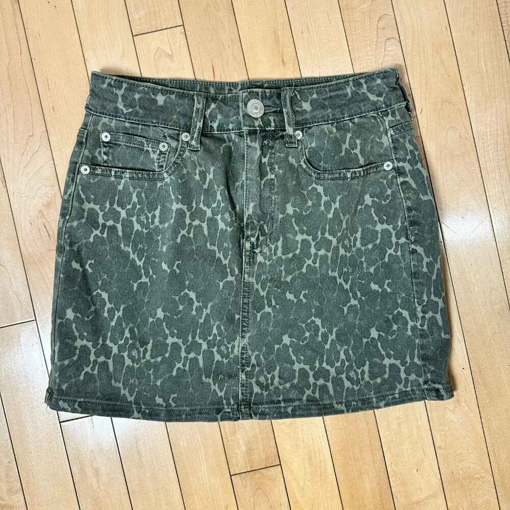 AMERICAN EAGLE Denim Stretch Olive Green Camo Animal Print Mini Jean Skirt Size 2 - Image 2