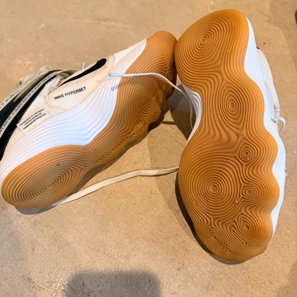 Nike White and Brown Athletic Shoes - Image 3