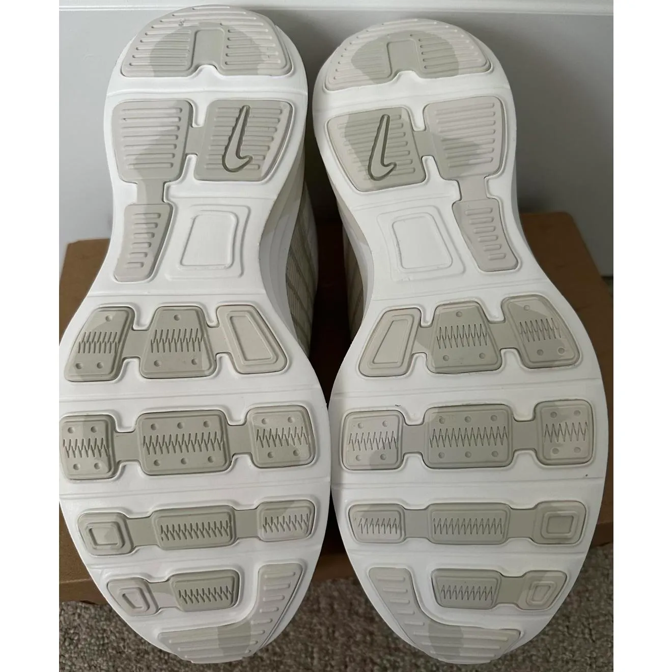 Nike Lunar Roam Sneaker Summit White/Phantom/Light Bone NIB Size M 8.5 / W 10 - Image 4