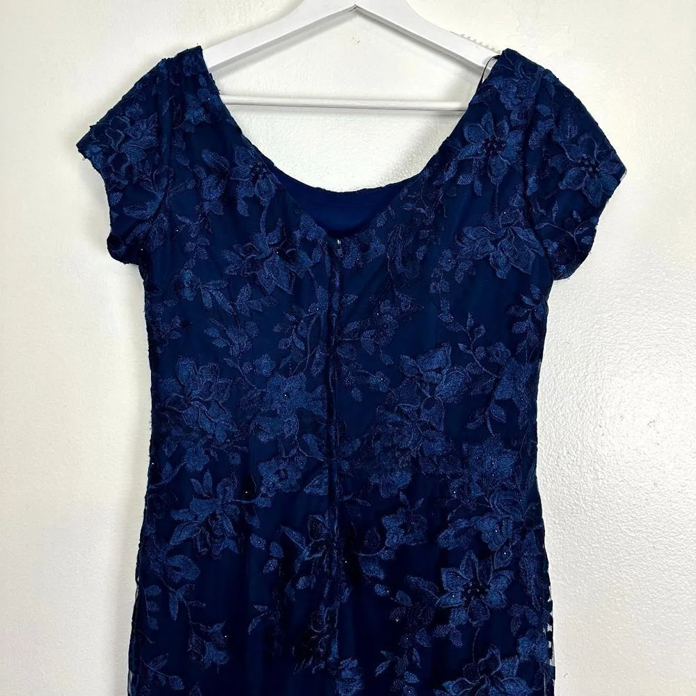 LA FEMME Three Quarter Sleeve Floral Lace Evening Gown in Navy Size US 8 - Image 7