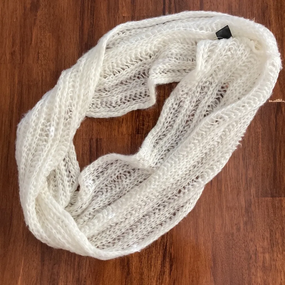 Francesca’s Ultra Soft Cream Plush Infinity Scarf White One Size Warm Soft EUC - Image 5