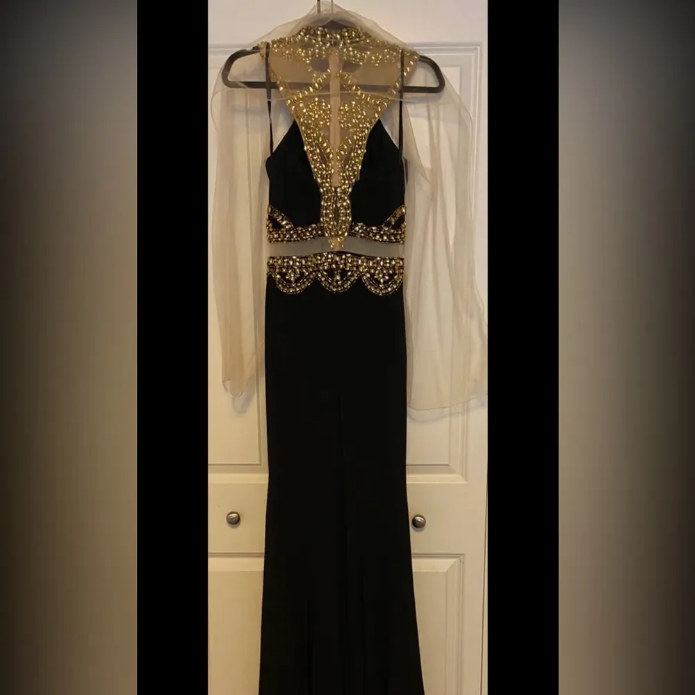 Elegant Black and Gold Evening Gown - Image 5