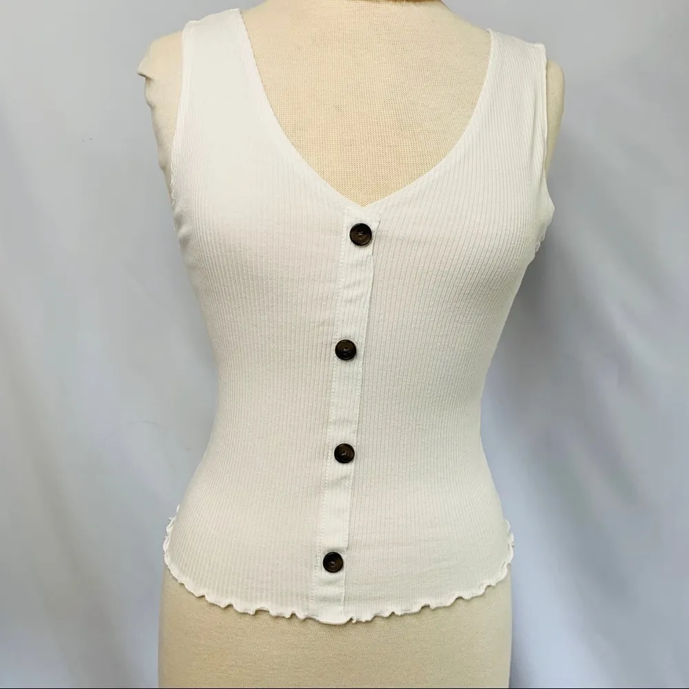 Caution to the Wind Cream Sleeveless Top Size L - Image 6