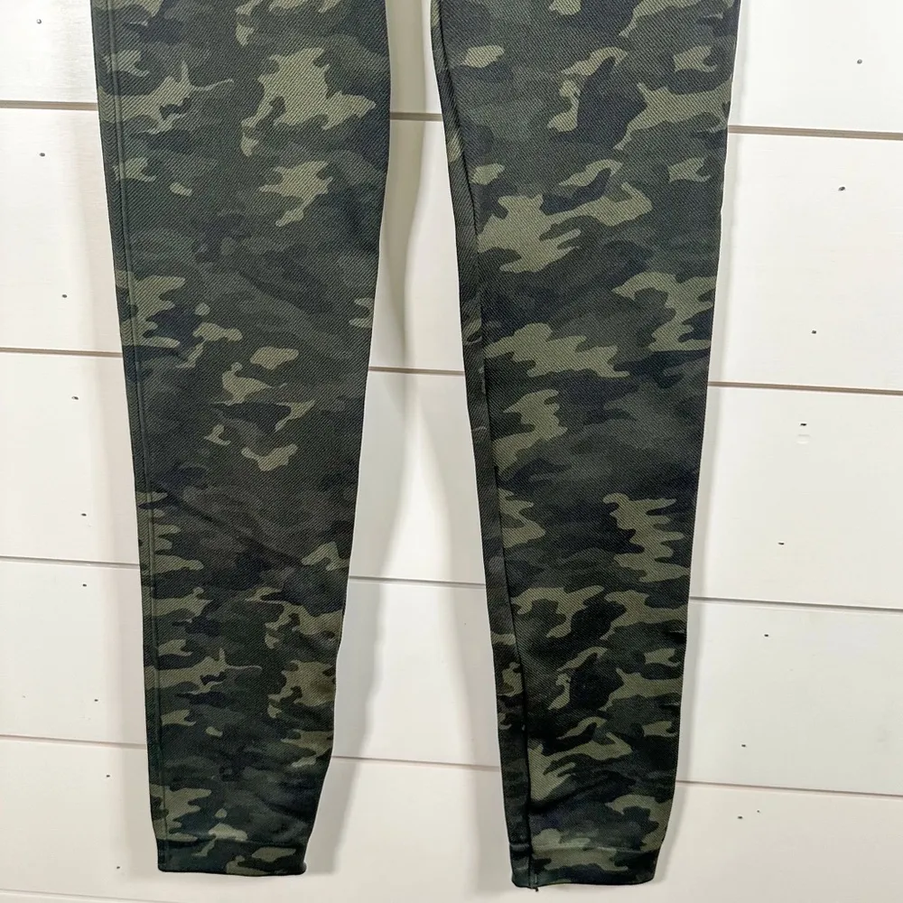 Spanx Seamless Dark Green Camo Leggings, EUC, Size Medium, MSRP $68 - Image 10