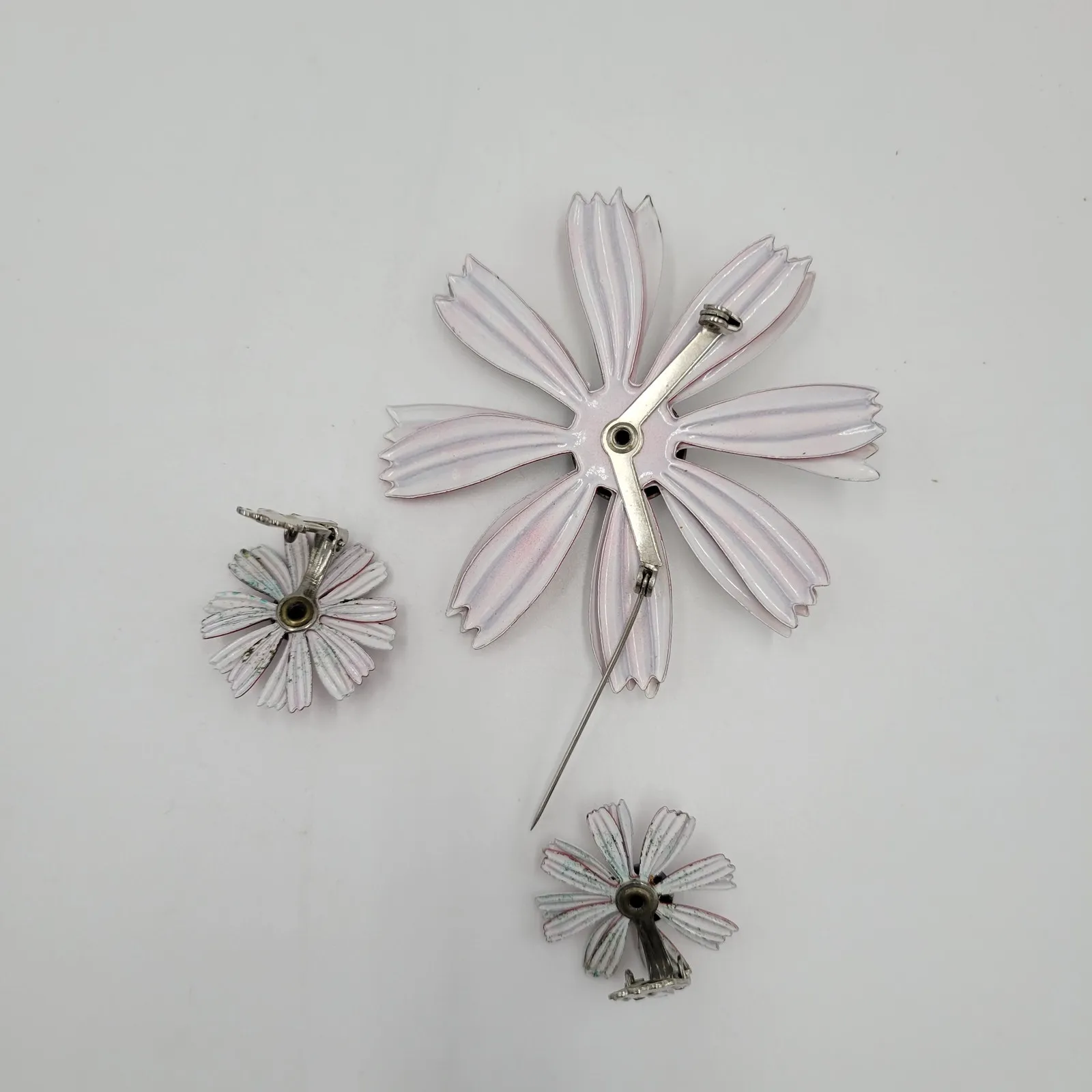 Womens Jewelry‎ Set White Red Cute Enamel Daisy Flower Pin and Earrings Set - Image 2