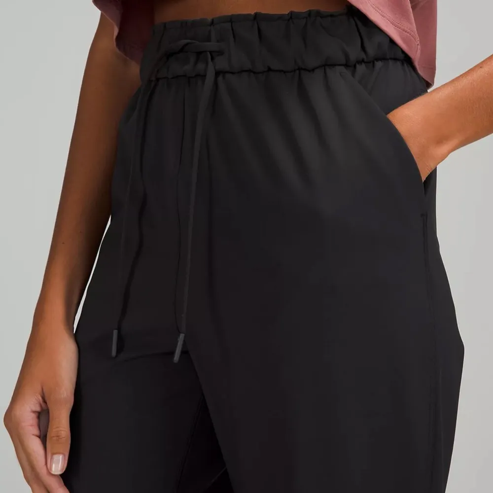 Lululemon high rise stretch 7/8 Lenght pant in black - Image 3