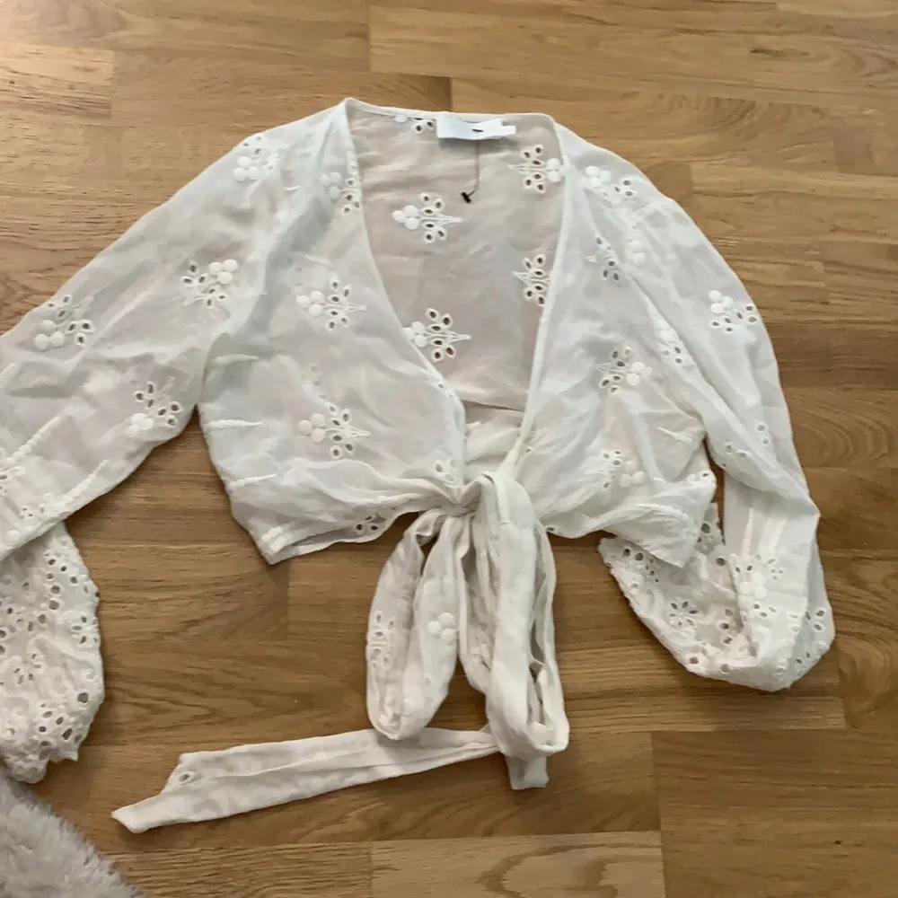 Zimmermann  white eyelet wrap top shorts set - Image 8