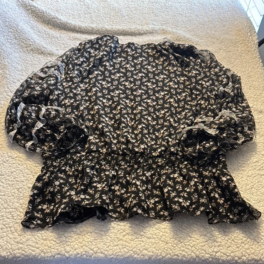 Lauren Ralph Lauren Black and Cream Floral Top - Image 4