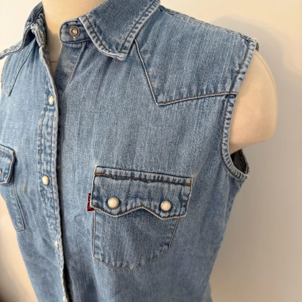Levi’s Red Tab Blue Denim Trucker Pearl Button Snap Front Vest Size Medium - Image 4