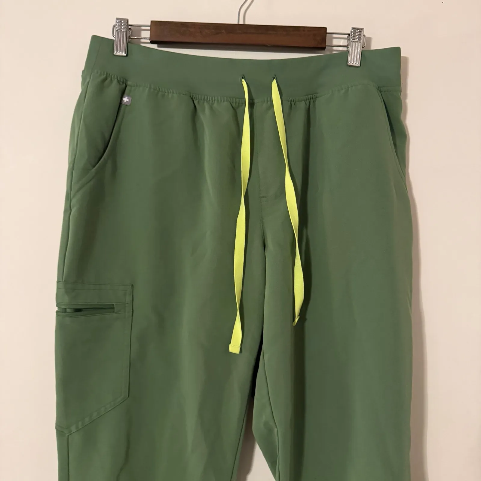 Figs Zamora Jogger Scrub Pants & Catarina One Pocket Scrub Top Set Green Sz Lg - Image 10
