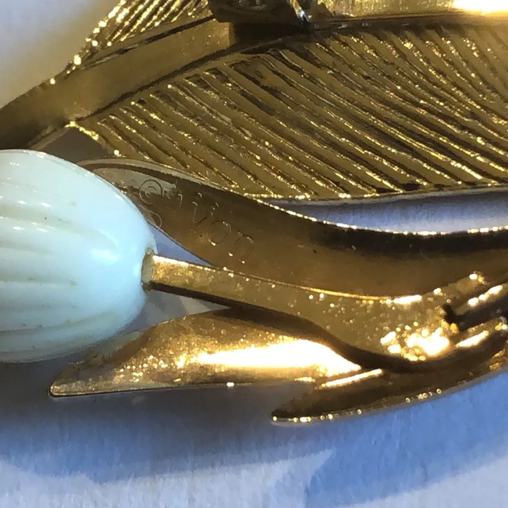 Lot of 3 Avon Vintage Gold Tone Leaf Rose Flower Retro Brooch Shoulder Pin - Image 6