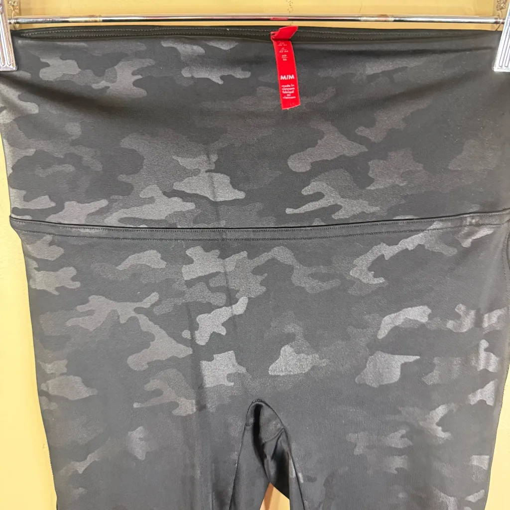 Spanx Faux Leather Matte Black Gray Camo‎ Leggings Size Medium Activewear Street - Image 4