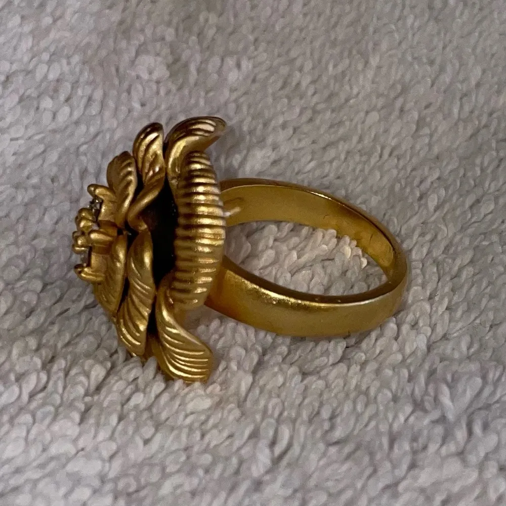 NWOT IN BOX In Bloom Gold Tone Crystal Cocktail Flower Ring - Image 5