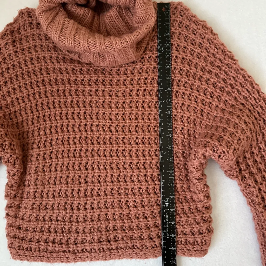 Express Chunky Knit Cropped Turtleneck Sweater – XS Rusty Pink - Image 2