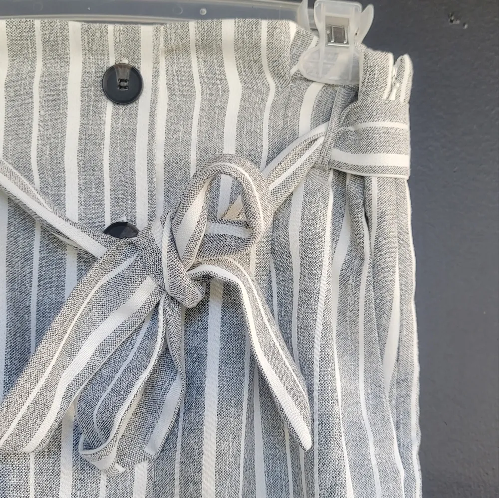 🔥SALE🔥H&M Gray White Striped Paper Bag Waist  Button Front Skirt 6 - Image 4