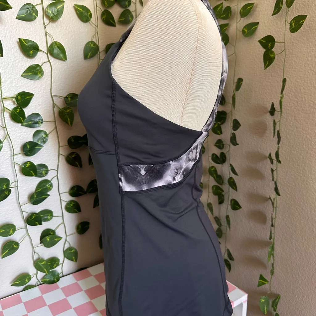 Women’s lululemon top size 6 marble and grey - Image 2