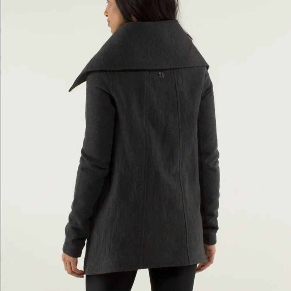 Lululemon Virasana blanket wrap w/ Wide Collar size 4 super rare find - Image 2