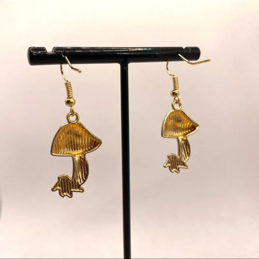 Red and white enamel mushroom earrings - Image 2