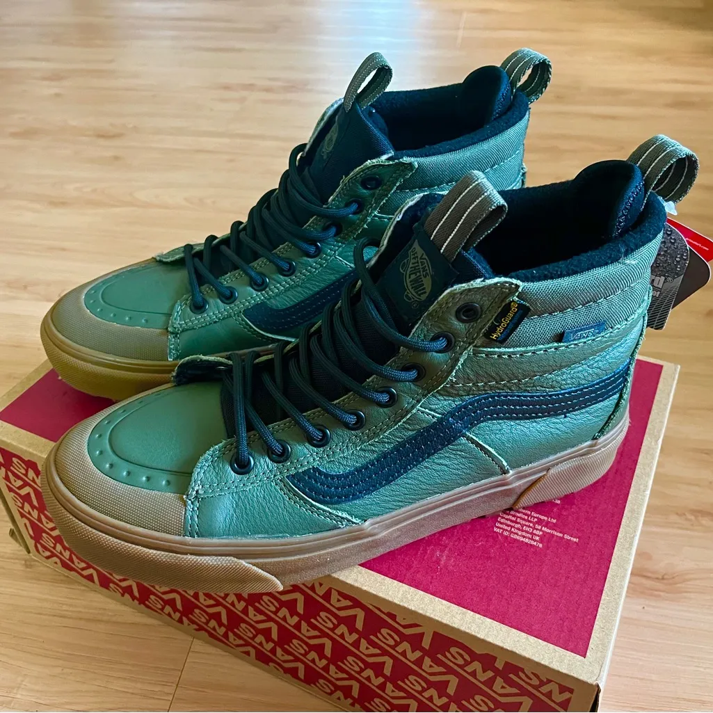 Vans Sk8-Hi Waterproof Insulated Shoe
Women 9.0 US Mens 7.5US - Image 9