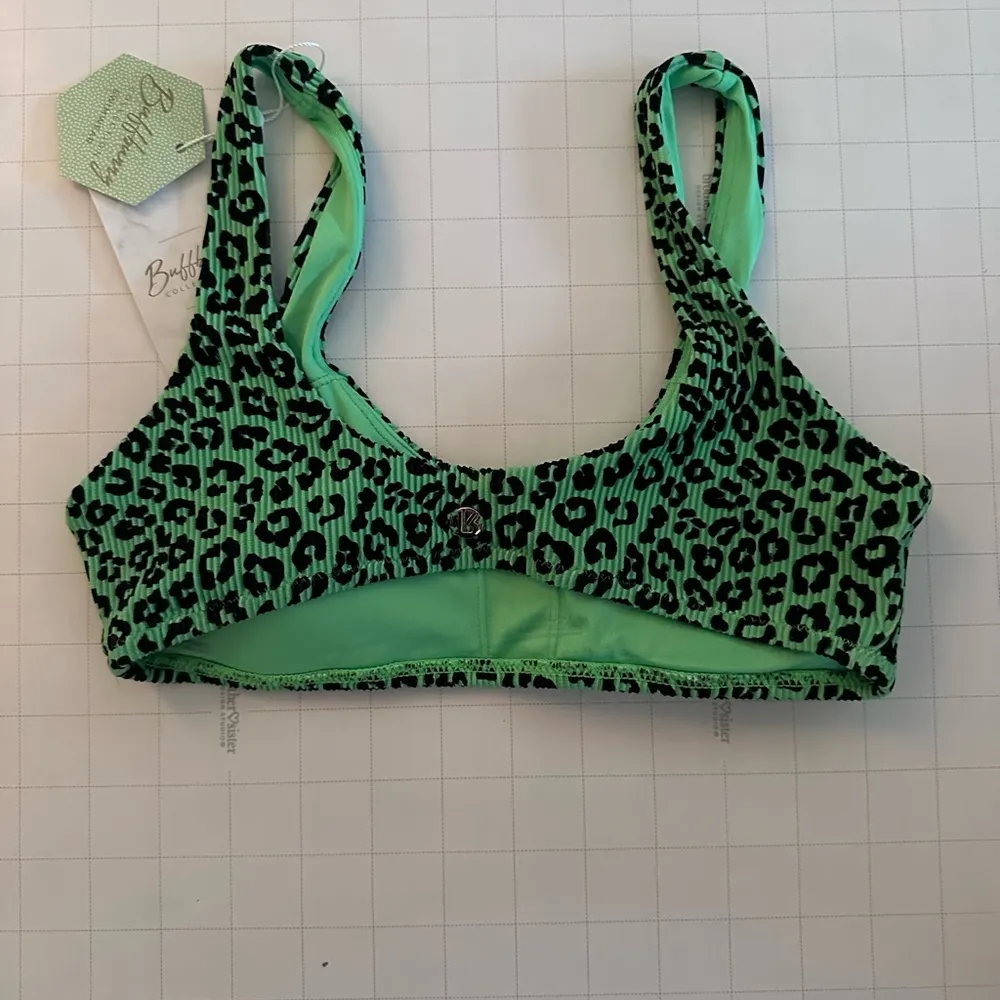 Buffbunny Bikini Top Chasing Waterfalls Green and Black Leopard Ribbed XS NWT - Image 2