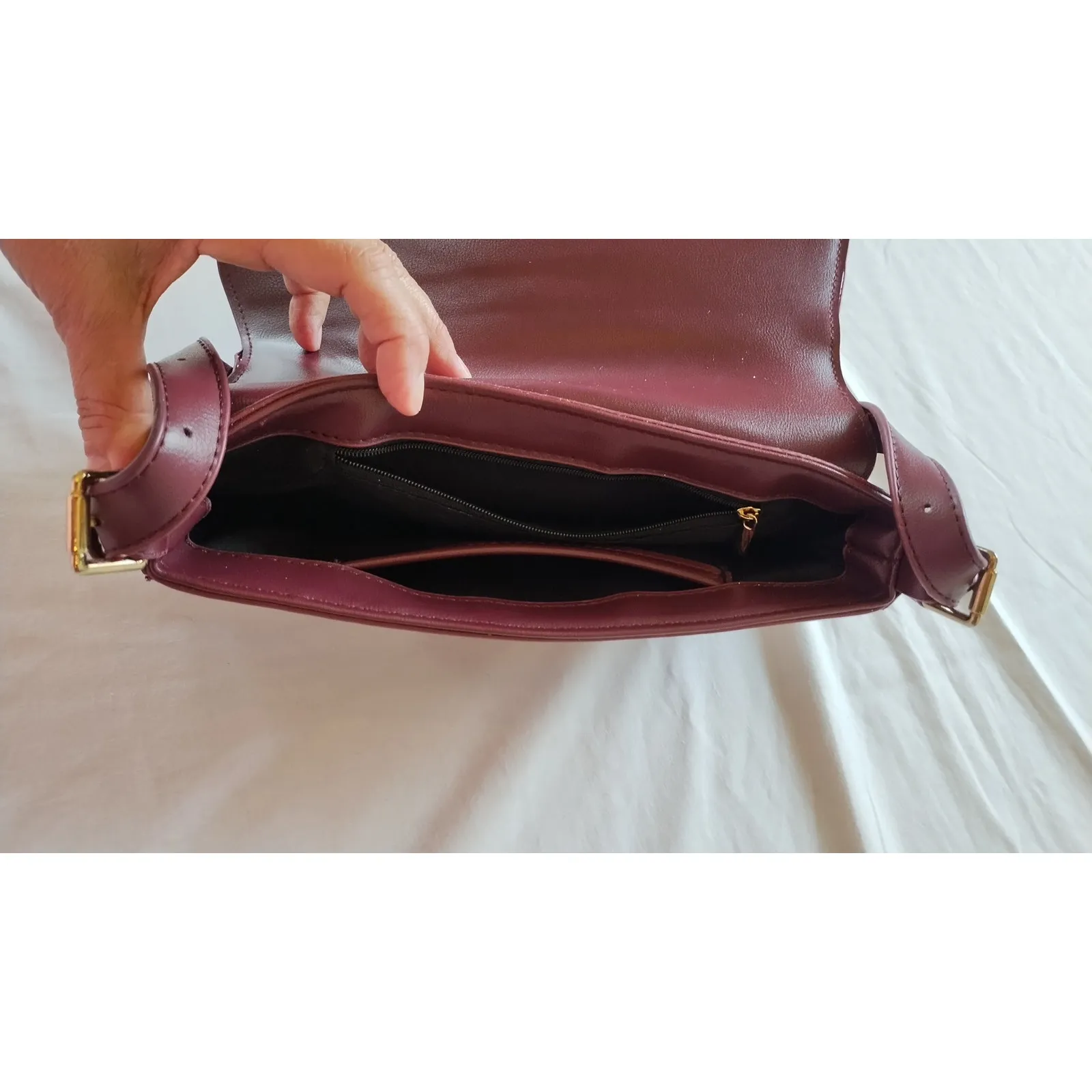 Chic minimalist shoulder bag with front closure Brown - Image 3