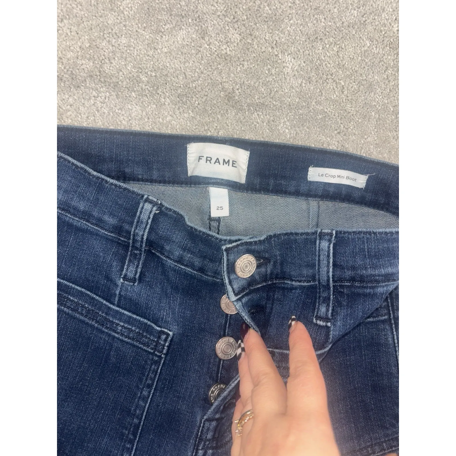 frame le crop mini boot 25 button fly Cropped Boot Cut Jeans - Image 3