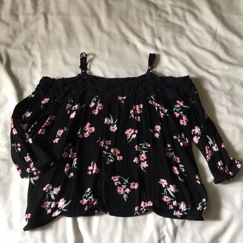 Floral & lace cold shoulder top - Image 3