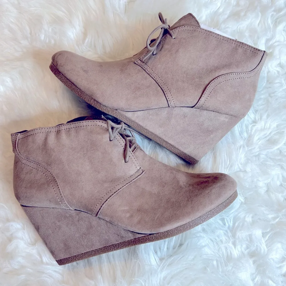 Universal Thread Wedge Bootie Shoes Woman’s Size 9.5 Taupe Faux Suede Bessie - Image 2