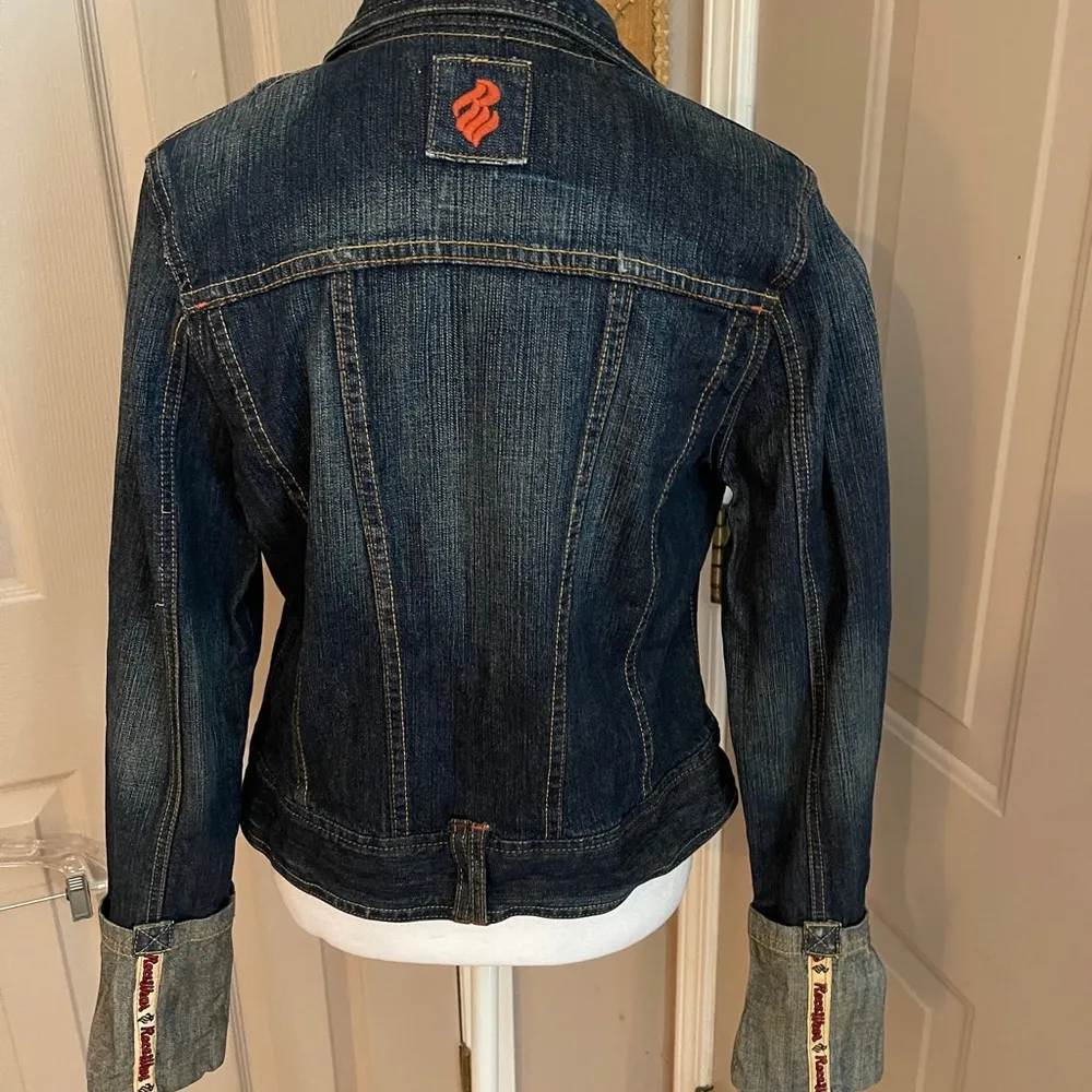 Rocawear Y2K women’s denim jacket with wide 5.5” cuffs & oversized buttons. Sz M - Image 5