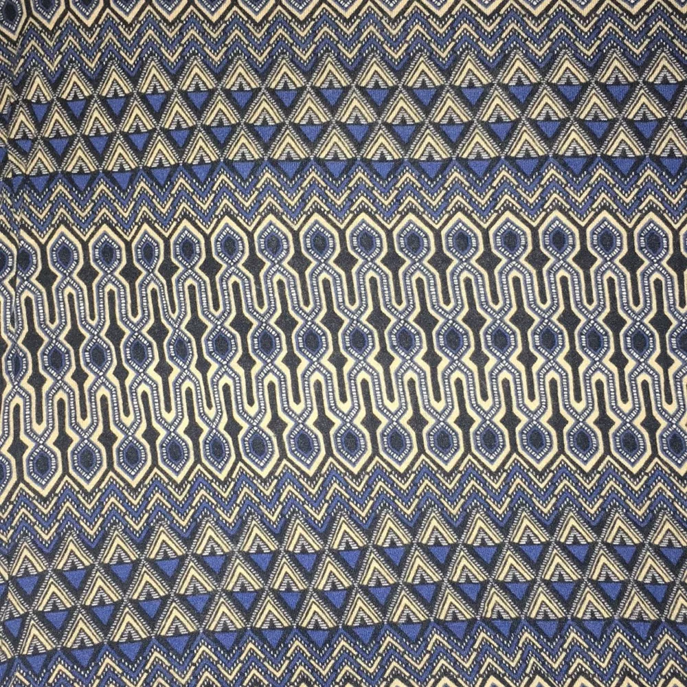 H & M Women’s Ultra Soft Geometric Printed Short Sleeve Tee Shirt - Image 3