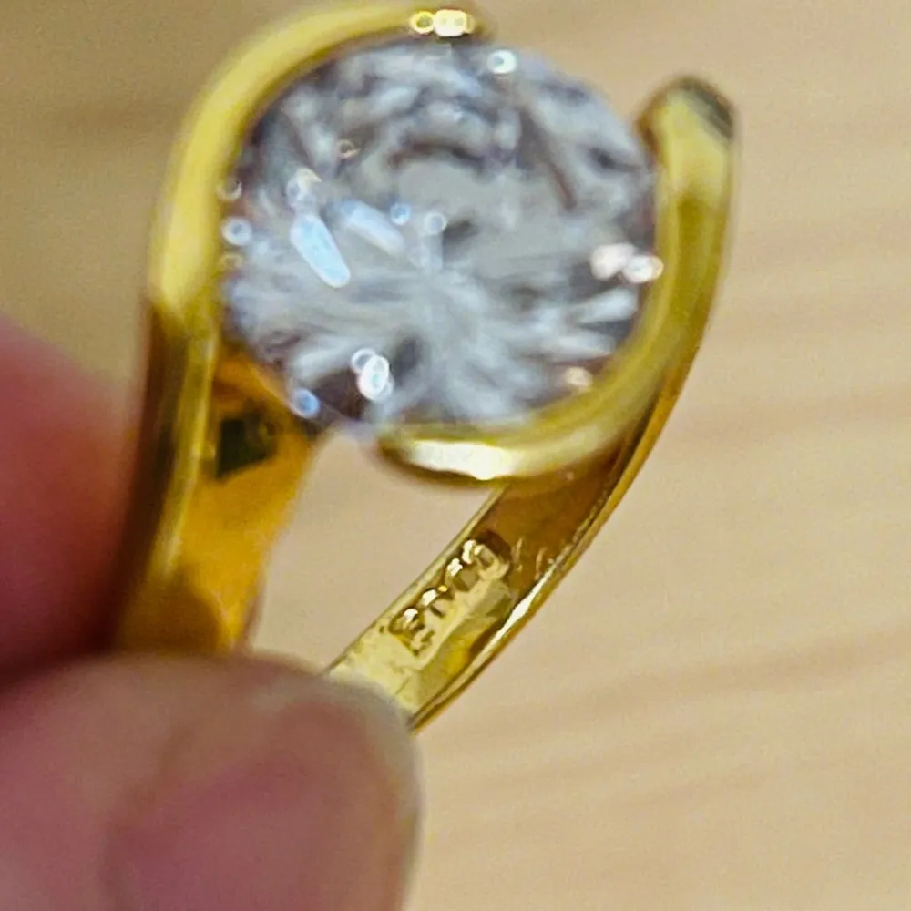 Vintage EDCO gold plated with diamond cut crystal ring - Image 4