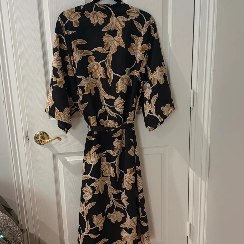 Elegant Black and Tan Floral robe/wrap dress maison du soir l/xl kimono Size L - Image 4